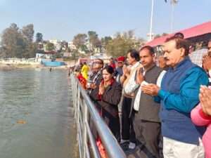 महापौर अनिता ममगाई ने मां गंगा में दुग्धाभिषेक कर शहरवासियों के सुख समृद्धि के लिए की मंगल कामना