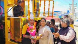 महिला आयोग अध्यक्ष कुसुम कंडवाल ने कारगी चौक में ‘निवाला प्यार का’ नामक फूड वैन का किया उद्घाटन