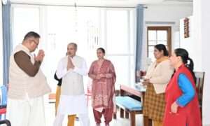 सैनिक कल्याण विभाग के निदेशक की माता के निधन पर शोक संवेदना प्रकट करते सैनिक कल्याण मंत्री गणेश जोशी