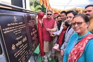 ₹690.79 लाख की विकास योजनाओं का लोकार्पण एवं शिलान्यास करते कैबिनेट मंत्री गणेश जोशी