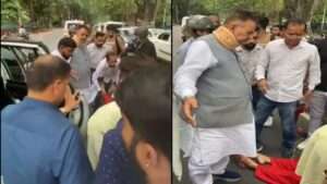 राजपुर रोड़ में सड़क दुर्घटना में घायल को अपने वाहन से अस्पताल भेजते कैबिनेट मंत्री गणेश जोशी