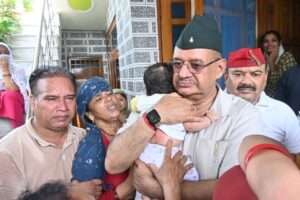 शहीद के पुत्र को गले लगाकर भावुक हुए सैनिक कल्याण मंत्री गणेश जोशी, बोले-व्यर्थ नहीं जाऐगा शहीदों का बलिदान