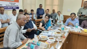 सर्किट हाउस, हल्द्वानी में सांसद भट्ट की अध्यक्षता में बैठक की दिशा बदली, विधायक और जिलाधिकारी के बीच हुई जमकर बहस, देखें Video