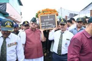 नयागांव रतनपुर निवासी हवलदार दीपेंद्र कंडारी को पुष्पांजलि अर्पित करते सैनिक कल्याण मंत्री गणेश जोशी