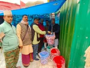 धामों के स्नान घाटों पर तीर्थयात्रियों हेतु BKTC ने उपलब्ध करायी बाल्टियां एवं मग