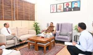 सैनिक कल्याण विभाग की बैठक लेते सैनिक कल्याण मंत्री गणेश जोशी