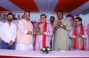 भाजपा प्रदेश अध्यक्ष महेन्द्र भट्ट को स्मृति चिन्ह देकर अभिनन्दन करते कैबिनेट मंत्री गणेश जोशी