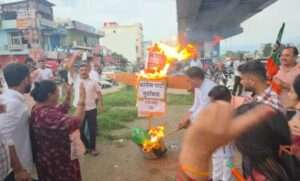 नेपाली फार्म तिराहे पर भाजपा का कांग्रेस के खिलाफ पुतला दहन प्रदर्शन