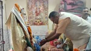 महर्षि वाल्मीकि की मूर्ति पर माल्यार्पण करते कैबिनेट मंत्री गणेश जोशी