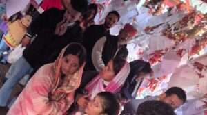 ​चितई गोलू देवता मंदिर में राज्यमंत्री दिनेश आर्य ने आम श्रद्धालु की तरह लाइन में लगकर किए दर्शन