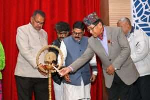 भारत रंग महोत्सव में रंगकर्मियों को सम्मानित करते कैबिनेट मंत्री गणेश जोशी